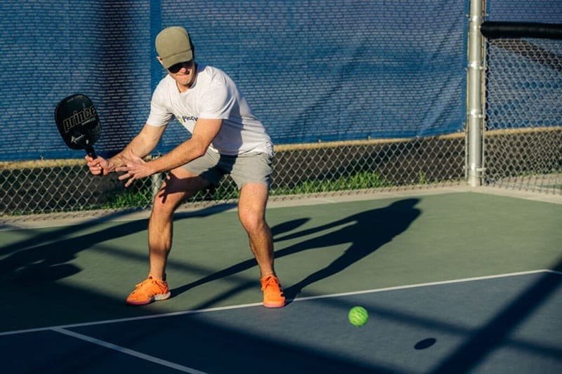 cach-do-giao-bong-trong-pickleball-1