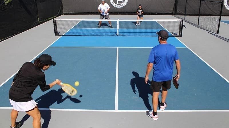 cach-do-giao-bong-trong-pickleball-2