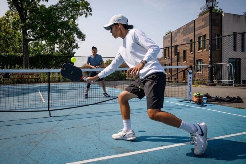 cach-khac-phuc-loi-danh-bong-pickleball-ra-ngoai-1