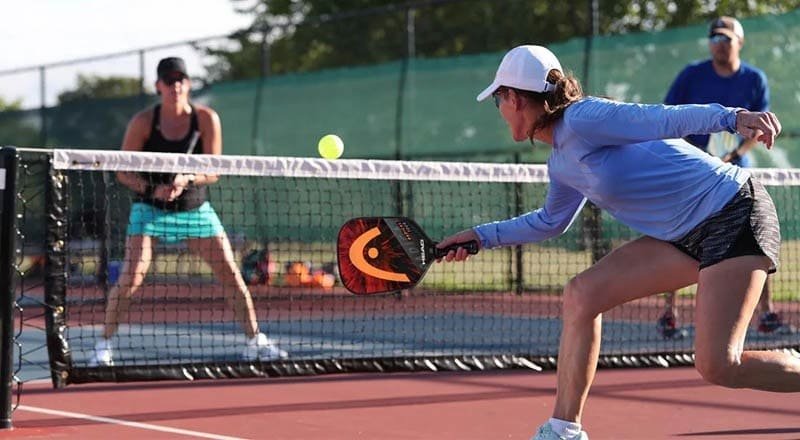 cach-khac-phuc-loi-danh-bong-pickleball-ra-ngoai-4
